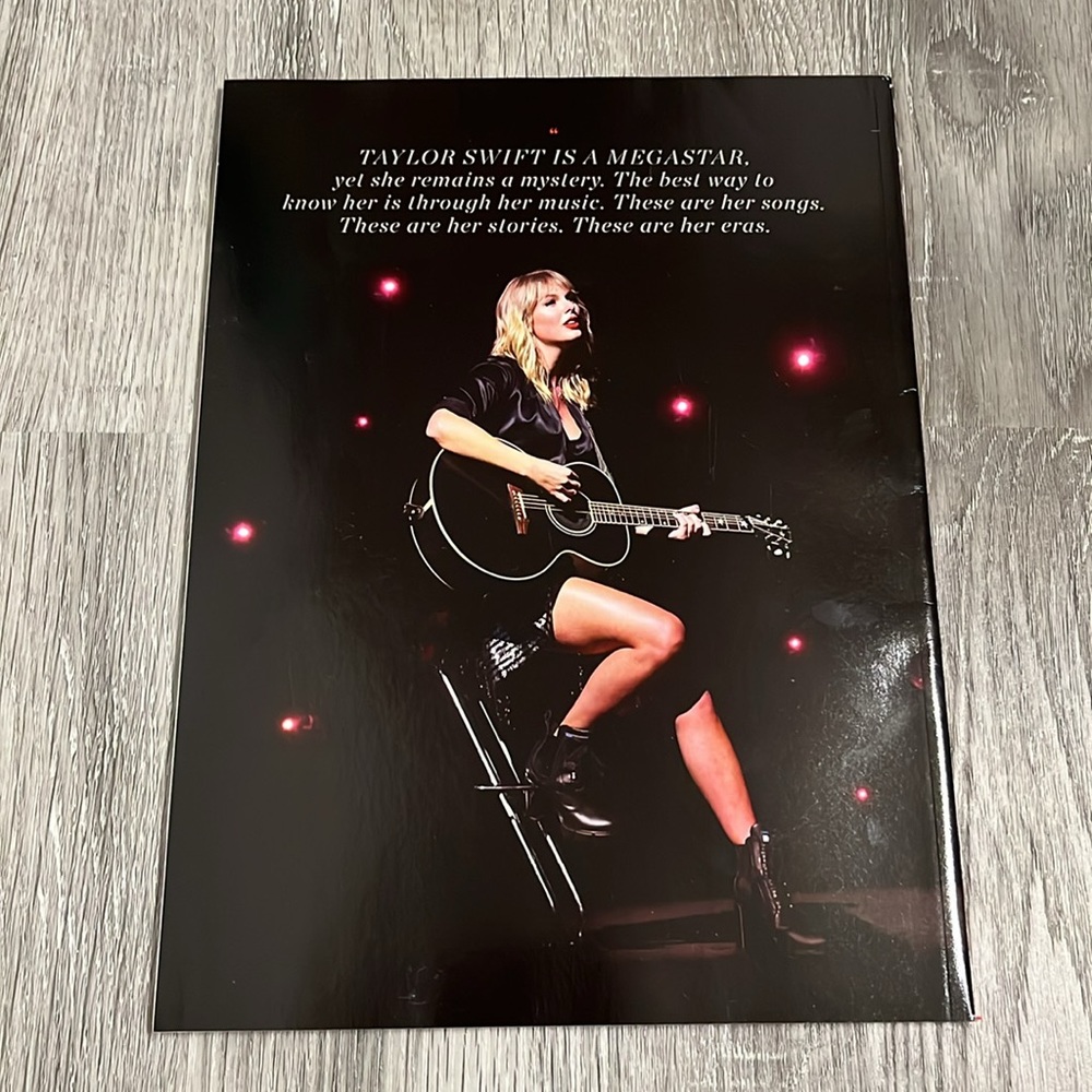 Taylor Swift Magazine - Picture 2 of 2